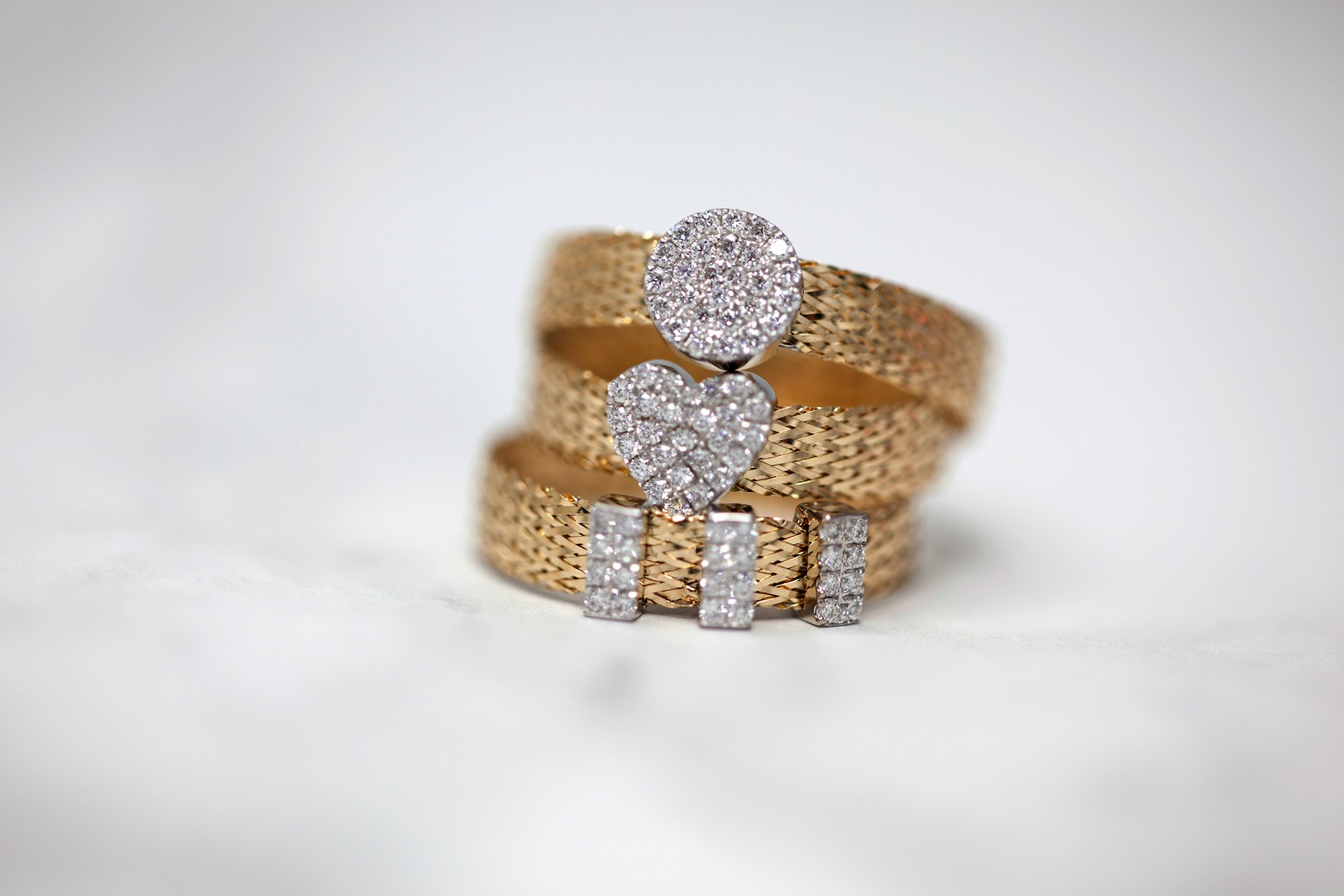 Elegant gold ring